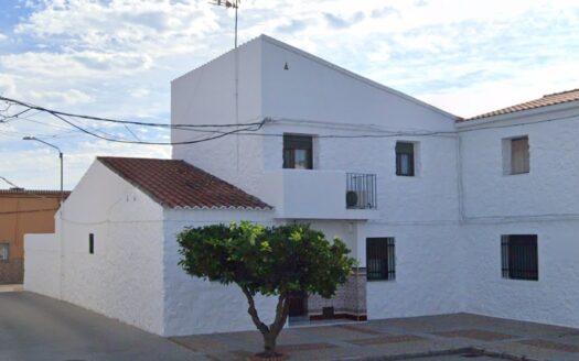 Casa de pueblo con patio en Hernán Cortés, Badajoz